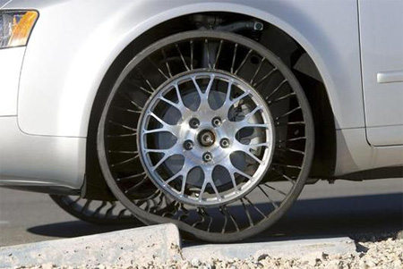 Tweel (acronimo di Tyre e Wheel) è resistente come un normale pneumatico.